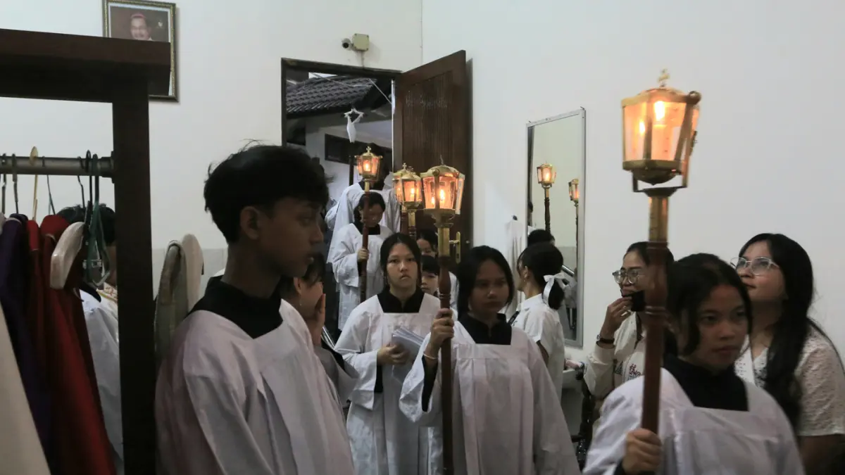 Perayaan Kamis Putih di Gereja St Theresia Bongsari digelar dengan melakukan basuh kaki sebagai perenungan misteri hidup Tuhan Yesus Kristus Kamis (2/3/2026) malam. (Nur Chamim/Jawa Pos Radar Semarang)