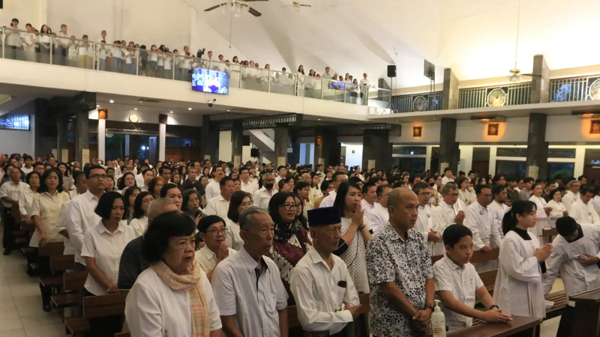 Perayaan Kamis Putih di Gereja St Theresia Bongsari digelar dengan melakukan basuh kaki sebagai perenungan misteri hidup Tuhan Yesus Kristus Kamis (2/3/2026) malam. (Nur Chamim/Jawa Pos Radar Semarang)