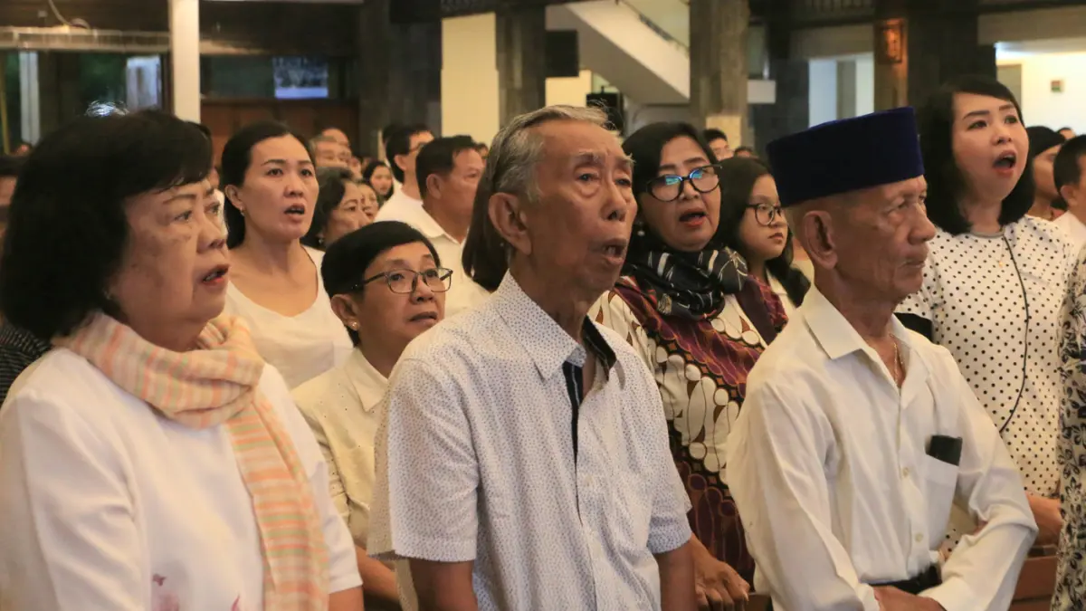 Perayaan Kamis Putih di Gereja St Theresia Bongsari digelar dengan melakukan basuh kaki sebagai perenungan misteri hidup Tuhan Yesus Kristus Kamis (2/3/2026) malam. (Nur Chamim/Jawa Pos Radar Semarang)
