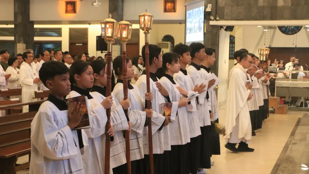 Perayaan Kamis Putih di Gereja St Theresia Bongsari digelar dengan melakukan basuh kaki sebagai perenungan misteri hidup Tuhan Yesus Kristus Kamis (2/3/2026) malam. (Nur Chamim/Jawa Pos Radar Semarang)