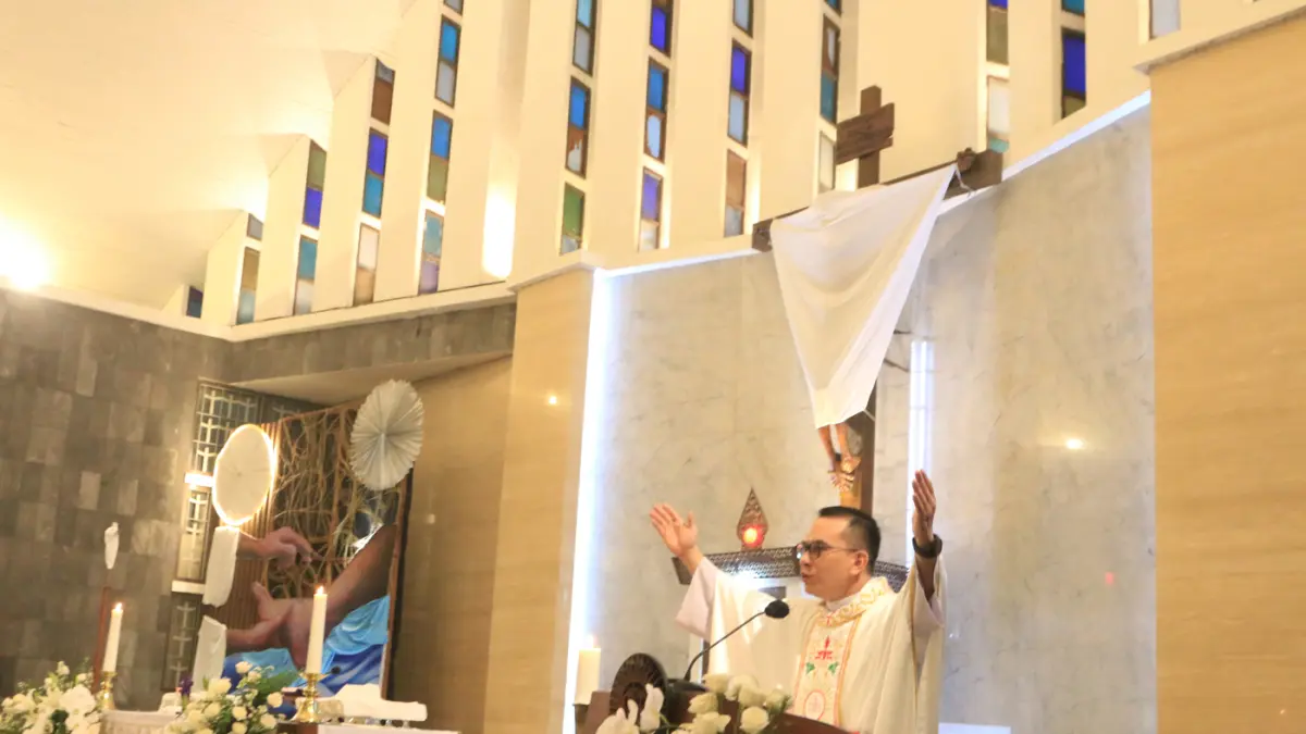 Perayaan Kamis Putih di Gereja St Theresia Bongsari digelar dengan melakukan basuh kaki sebagai perenungan misteri hidup Tuhan Yesus Kristus Kamis (2/3/2026) malam. (Nur Chamim/Jawa Pos Radar Semarang)