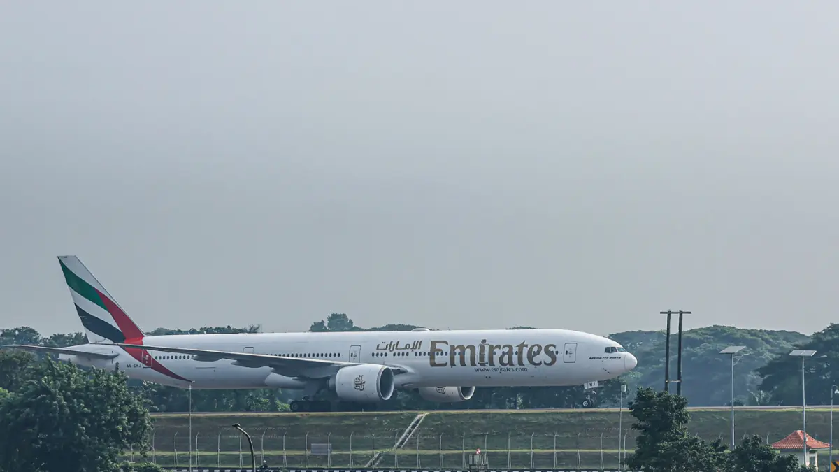 Pesawat Boeing 777 milik maskapai Emirates melintas di East Cross Taxyway di Bandara Soekarno-Hatta, Tangerang, Kamis (02/04/2026). (Hanung Hambara/Jawa Pos)
