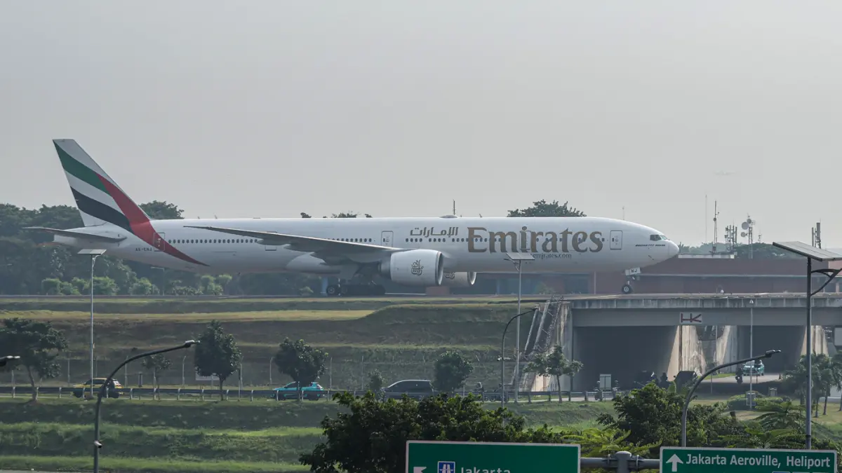 Pesawat Boeing 777 milik maskapai Emirates melintas di East Cross Taxyway di Bandara Soekarno-Hatta, Tangerang, Kamis (02/04/2026). (Hanung Hambara/Jawa Pos)