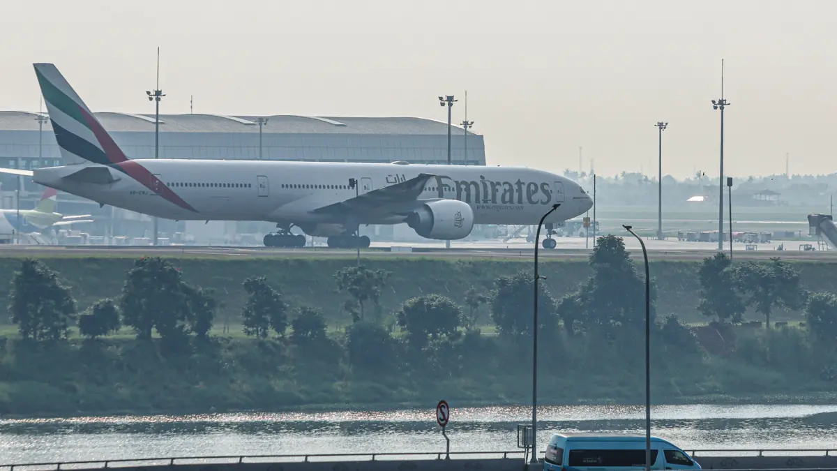 Pesawat Boeing 777 milik maskapai Emirates melintas di East Cross Taxyway di Bandara Soekarno-Hatta, Tangerang, Kamis (02/04/2026). (Hanung Hambara/Jawa Pos)