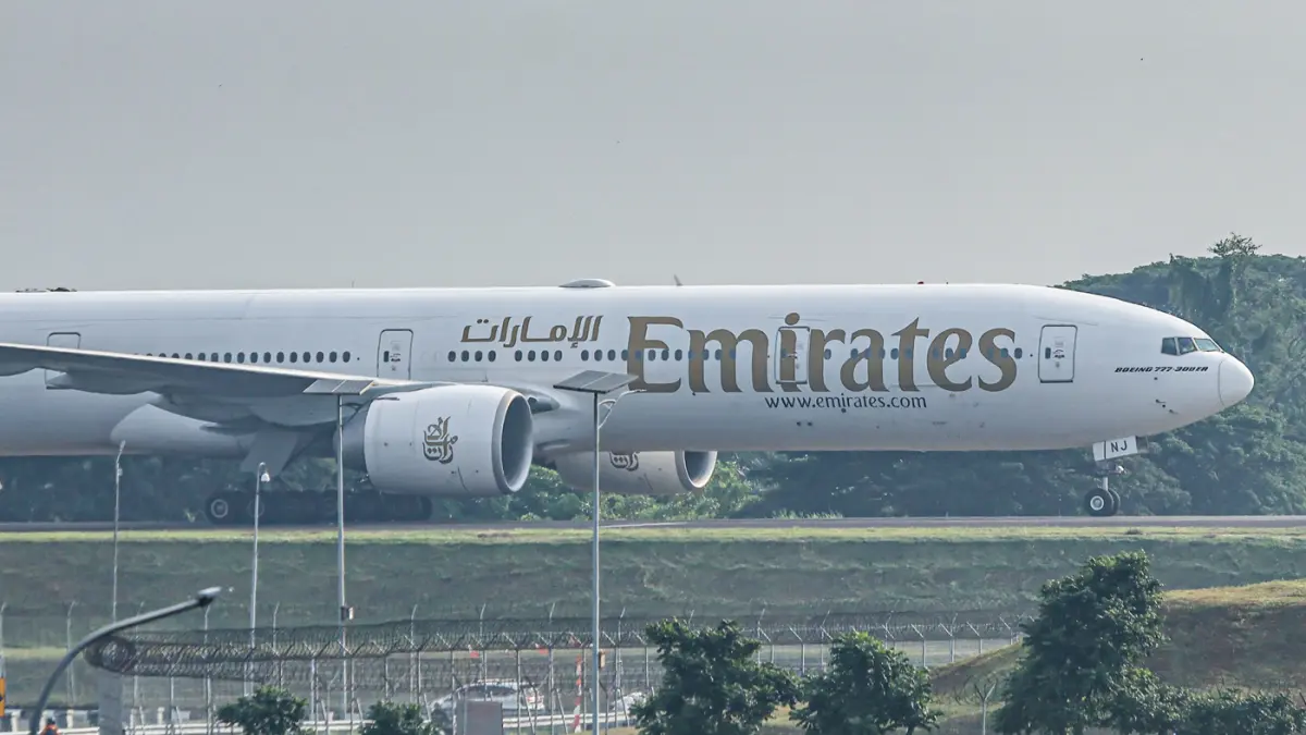 Pesawat Boeing 777 milik maskapai Emirates melintas di East Cross Taxyway di Bandara Soekarno-Hatta, Tangerang, Kamis (02/04/2026). (Hanung Hambara/Jawa Pos)