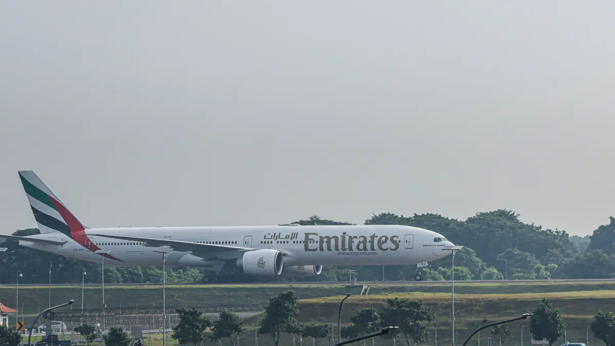 Pesawat Boeing 777 milik maskapai Emirates melintas di East Cross Taxyway di Bandara Soekarno-Hatta, Tangerang, Kamis (02/04/2026). (Hanung Hambara/Jawa Pos)