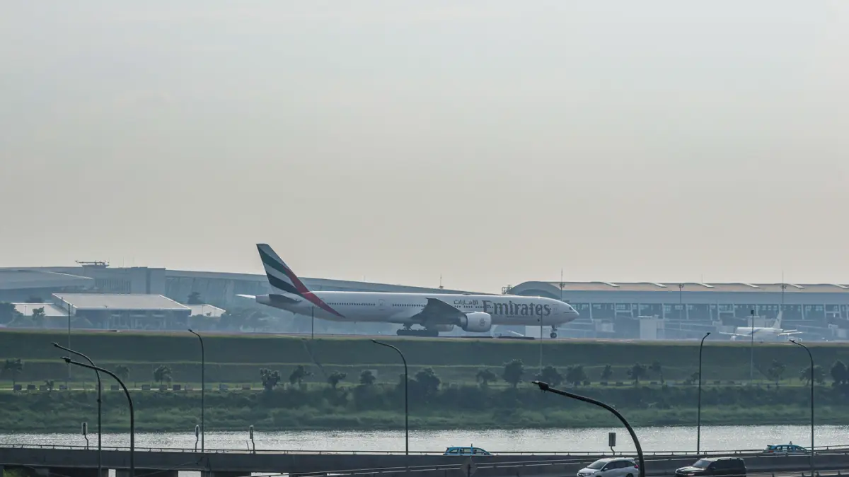 Pesawat Boeing 777 milik maskapai Emirates melintas di East Cross Taxyway di Bandara Soekarno-Hatta, Tangerang, Kamis (02/04/2026). (Hanung Hambara/Jawa Pos)