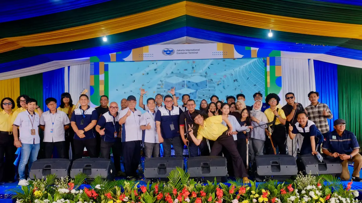 Sejumlah karyawan dan manajemen Jakarta International Container Terminal (JICT) mengikuti rangkaian acara peringatan HUT ke-27.