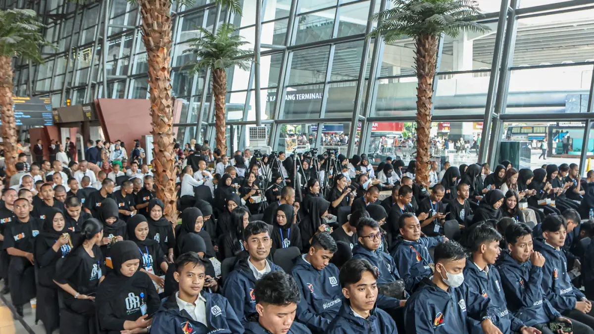 Sejumlah Pekerja Migran Indonesia (PMI) duduk teratur jelang pelepasan ke Jepang di Terminal 3, Bandara Soekarno-Hatta, Tangerang, Jumat (03/04/2026). (Hanung Hambara/Jawa Pos)