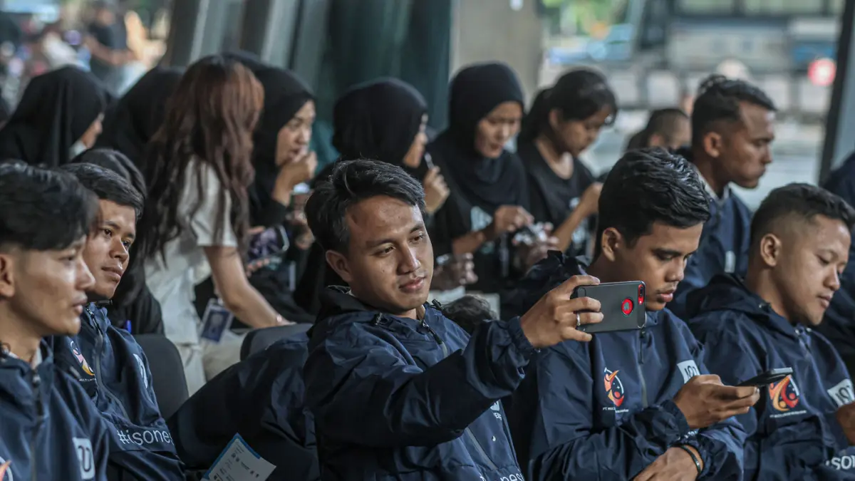 Sejumlah Pekerja Migran Indonesia (PMI) duduk teratur jelang pelepasan ke Jepang di Terminal 3, Bandara Soekarno-Hatta, Tangerang, Jumat (03/04/2026). (Hanung Hambara/Jawa Pos)