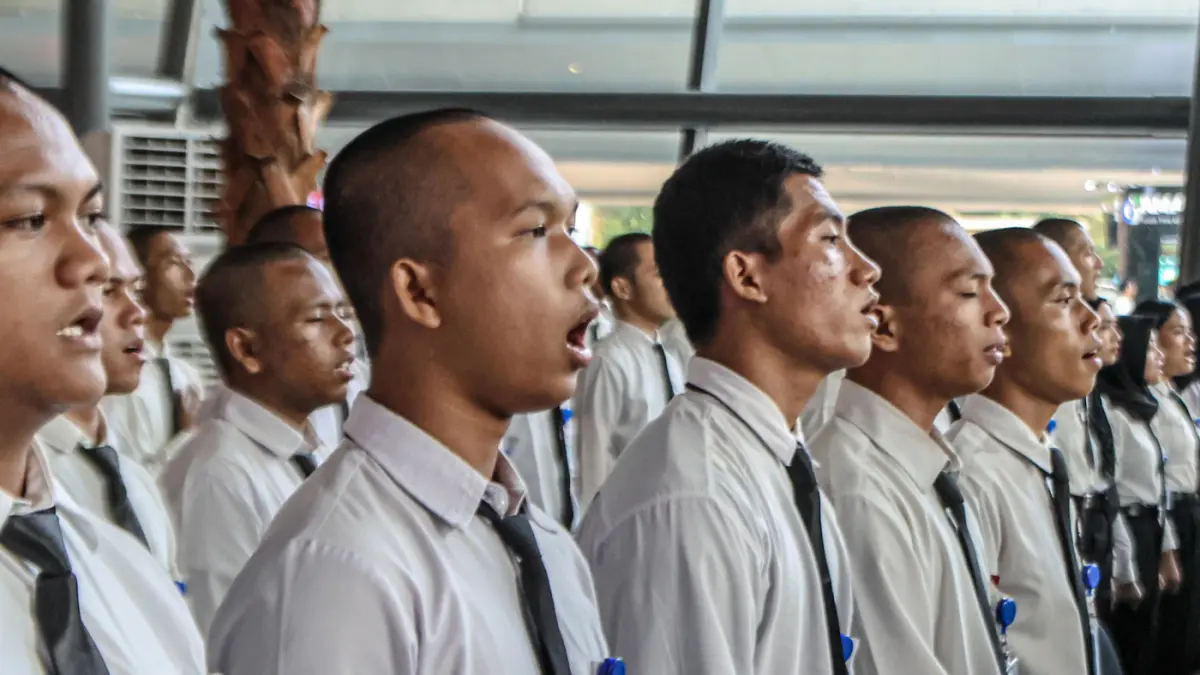Sejumlah Pekerja Migran Indonesia (PMI) duduk teratur jelang pelepasan ke Jepang di Terminal 3, Bandara Soekarno-Hatta, Tangerang, Jumat (03/04/2026). (Hanung Hambara/Jawa Pos)