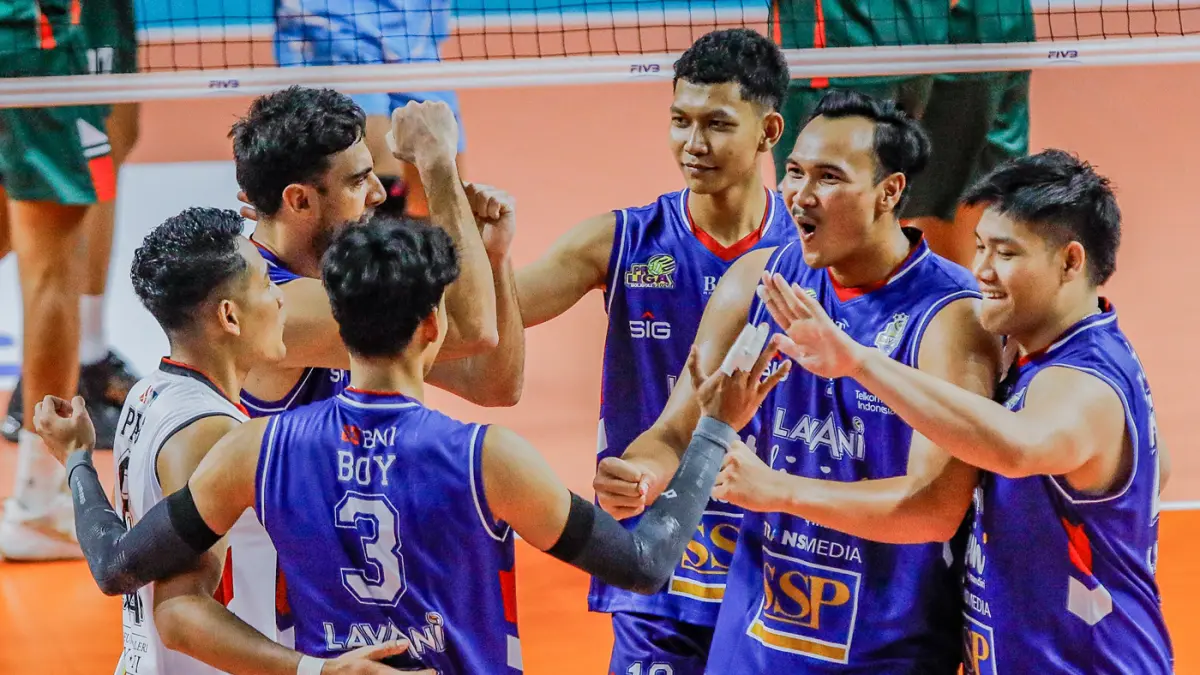 Sejumlah pemain Jakarta Lavani Livin' Transmedia selebrasi ucap mencetak poin saat menghadapi Jakarta Garuda Jaya dalam Final Four Proliga 2026 di Jawa Pos Arena, Surabaya, Jawa Timur, Jumat (3/4/2026). (Riana Setiawan/ Jawa Pos)