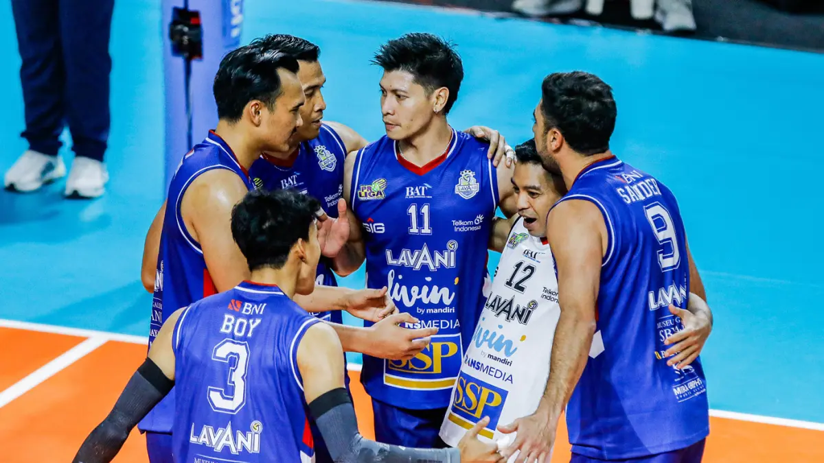Sejumlah pemain Jakarta Lavani Livin' Transmedia selebrasi ucap mencetak poin saat menghadapi Jakarta Garuda Jaya dalam Final Four Proliga 2026 di Jawa Pos Arena, Surabaya, Jawa Timur, Jumat (3/4/2026). (Riana Setiawan/ Jawa Pos)