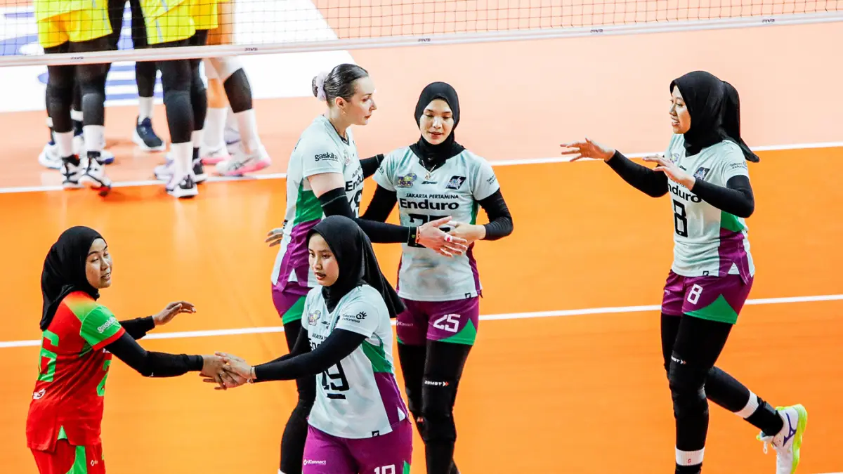 Sejumlah Pemain Jakarta Pertamina Enduro saat lagi melawan Jakarta Electric PLN Mobile dalam Final Four Proliga 2026 di Jawa Pos Arena, Jalan Ahmad Yani, Jumat (2/4/2026). (Riana Setiawan/ Jawa Pos)