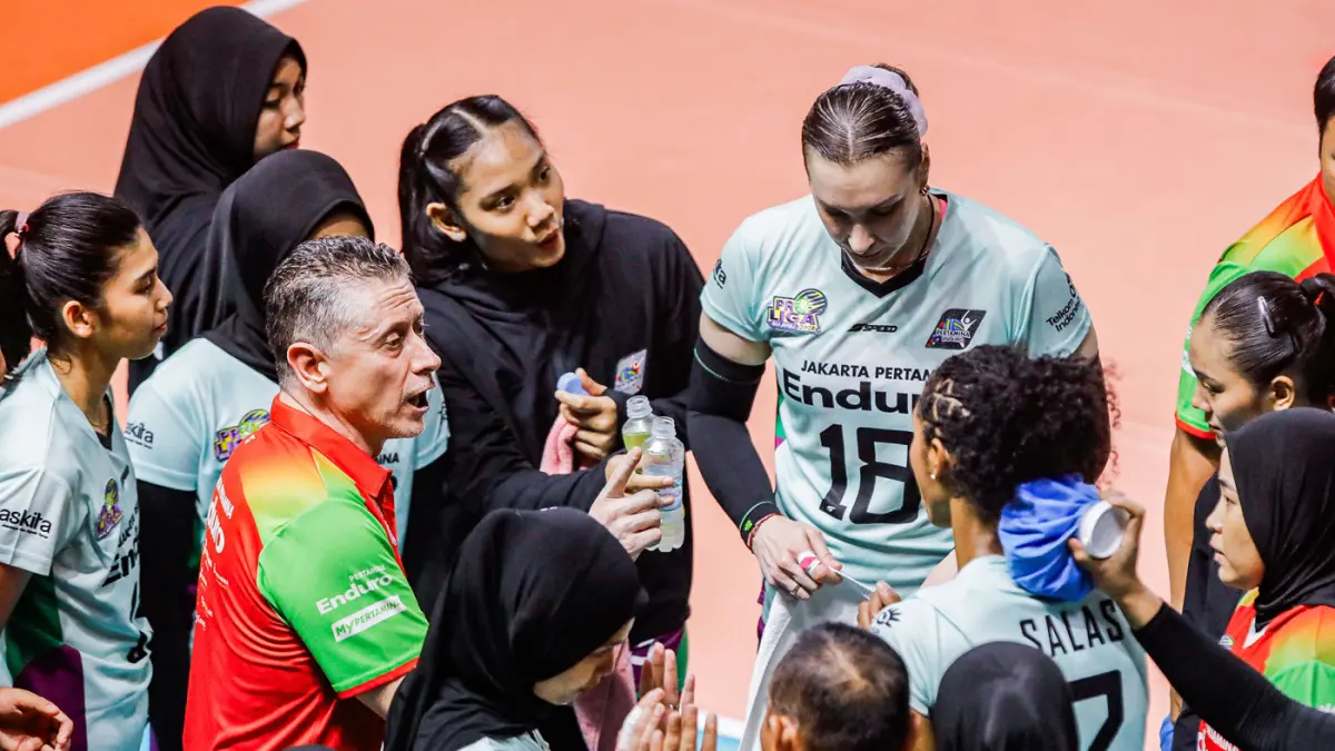 Sejumlah Pemain Jakarta Pertamina Enduro saat lagi melawan Jakarta Electric PLN Mobile dalam Final Four Proliga 2026 di Jawa Pos Arena, Jalan Ahmad Yani, Jumat (2/4/2026). (Riana Setiawan/ Jawa Pos)