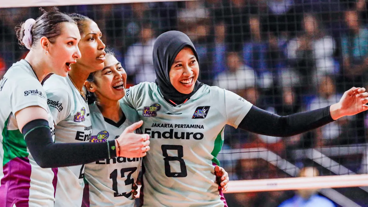 Sejumlah Pemain Jakarta Pertamina Enduro saat lagi melawan Jakarta Electric PLN Mobile dalam Final Four Proliga 2026 di Jawa Pos Arena, Jalan Ahmad Yani, Jumat (2/4/2026). (Riana Setiawan/ Jawa Pos)