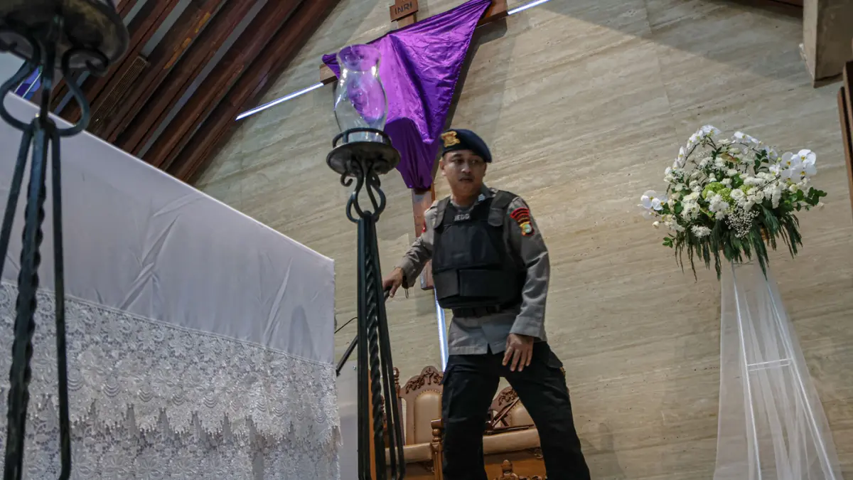 Sejumlah personel Gegana dari Brimob Polda Metro Jaya melakukan sterilisasi di ruangan Gereja Katolik Santa Maria Tak Bernoda di Kota Tangerang, Kamis (02/04/2026). (Hanung Hambara/Jawa Pos)