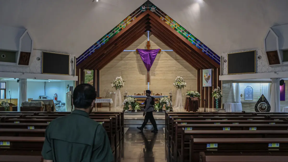 Sejumlah personel Gegana dari Brimob Polda Metro Jaya melakukan sterilisasi di ruangan Gereja Katolik Santa Maria Tak Bernoda di Kota Tangerang, Kamis (02/04/2026). (Hanung Hambara/Jawa Pos)