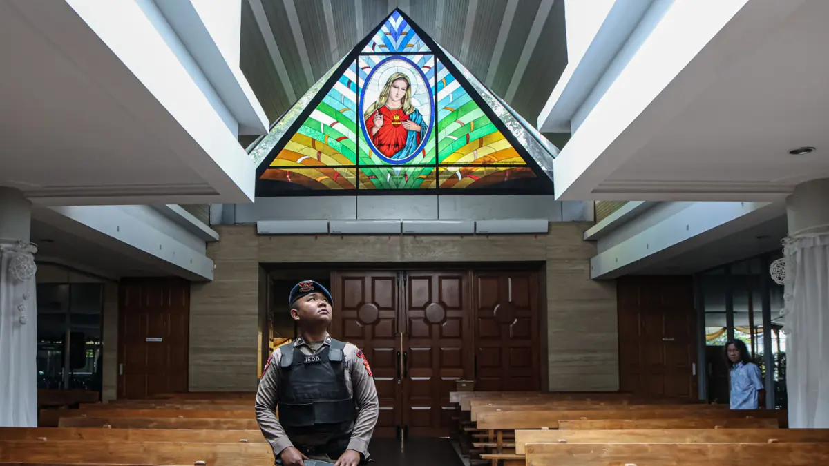Sejumlah personel Gegana dari Brimob Polda Metro Jaya melakukan sterilisasi di ruangan Gereja Katolik Santa Maria Tak Bernoda di Kota Tangerang, Kamis (02/04/2026). (Hanung Hambara/Jawa Pos)