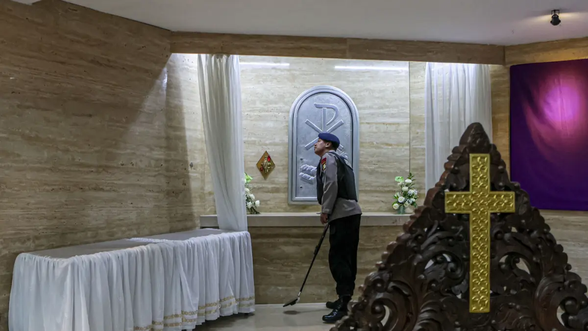 Sejumlah personel Gegana dari Brimob Polda Metro Jaya melakukan sterilisasi di ruangan Gereja Katolik Santa Maria Tak Bernoda di Kota Tangerang, Kamis (02/04/2026). (Hanung Hambara/Jawa Pos)