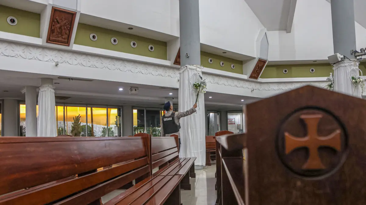 Sejumlah personel Gegana dari Brimob Polda Metro Jaya melakukan sterilisasi di ruangan Gereja Katolik Santa Maria Tak Bernoda di Kota Tangerang, Kamis (02/04/2026). (Hanung Hambara/Jawa Pos)