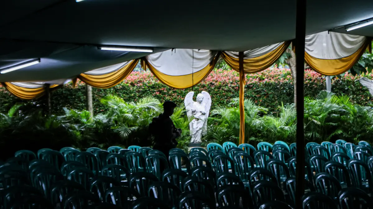 Sejumlah personel Gegana dari Brimob Polda Metro Jaya melakukan sterilisasi di ruangan Gereja Katolik Santa Maria Tak Bernoda di Kota Tangerang, Kamis (02/04/2026). (Hanung Hambara/Jawa Pos)