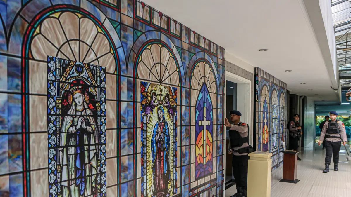 Sejumlah personel Gegana dari Brimob Polda Metro Jaya melakukan sterilisasi di ruangan Gereja Katolik Santa Maria Tak Bernoda di Kota Tangerang, Kamis (02/04/2026). (Hanung Hambara/Jawa Pos)