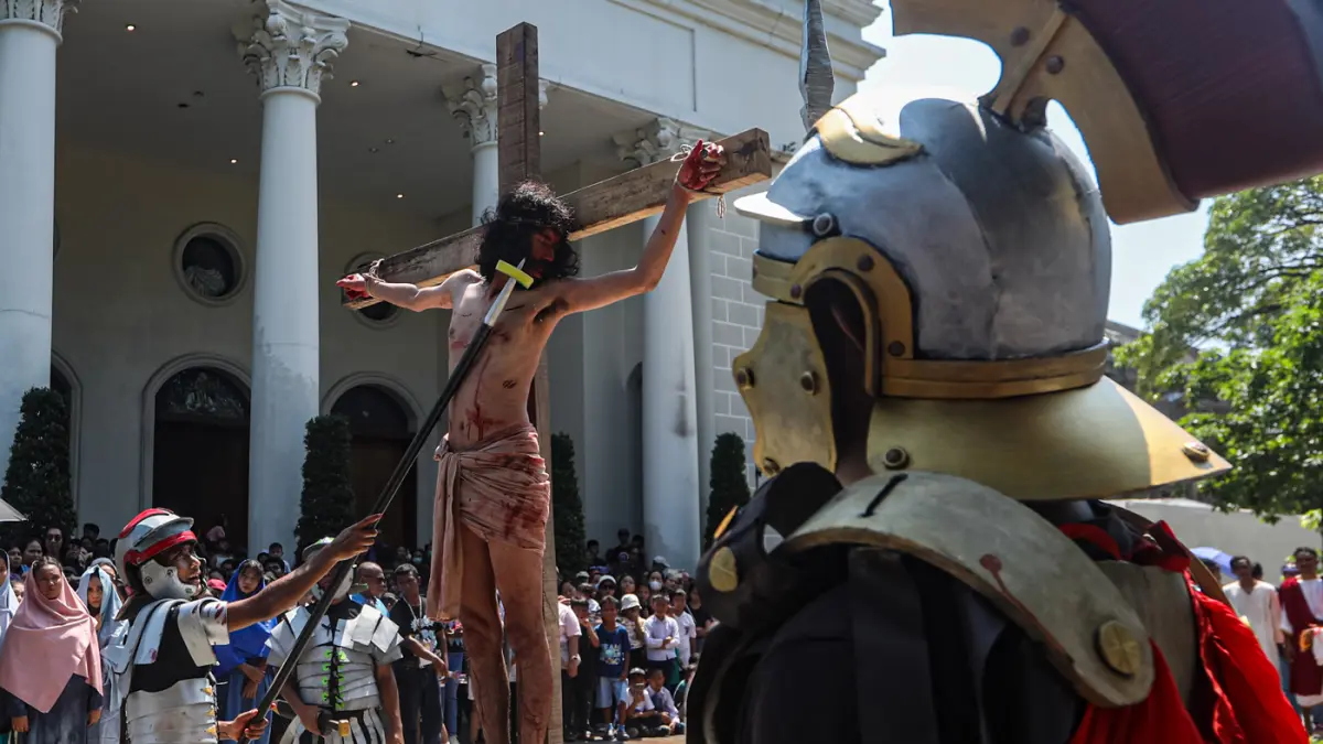 Umat Katolik memerankan visualisasi Jalan Salib saat peringatan Jumat Agung di Gereja St. Yohanes Maria Vianney, Jakarta, Jumat (3/4/2026). (Dery Ridwansah/ JawaPos.com)