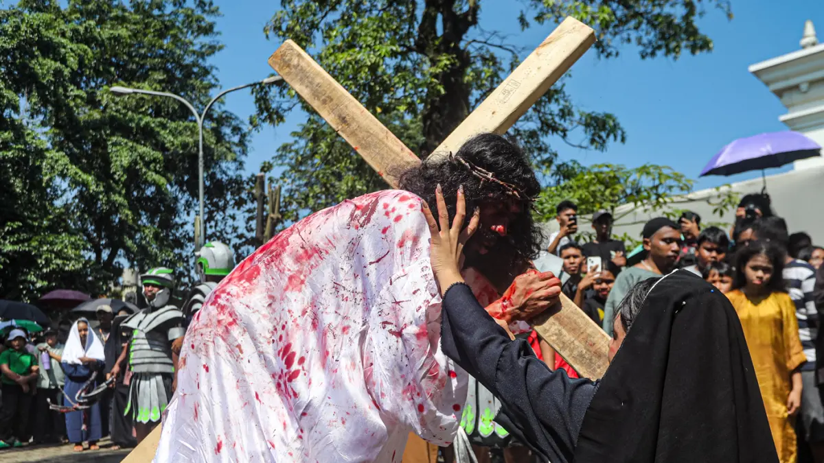Umat Katolik memerankan visualisasi Jalan Salib saat peringatan Jumat Agung di Gereja St. Yohanes Maria Vianney, Jakarta, Jumat (3/4/2026). (Dery Ridwansah/ JawaPos.com)