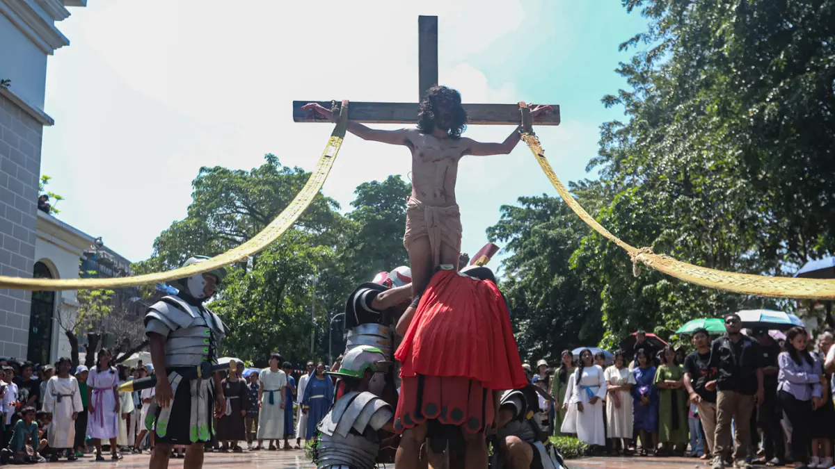 Umat Katolik memerankan visualisasi Jalan Salib saat peringatan Jumat Agung di Gereja St. Yohanes Maria Vianney, Jakarta, Jumat (3/4/2026). (Dery Ridwansah/ JawaPos.com)
