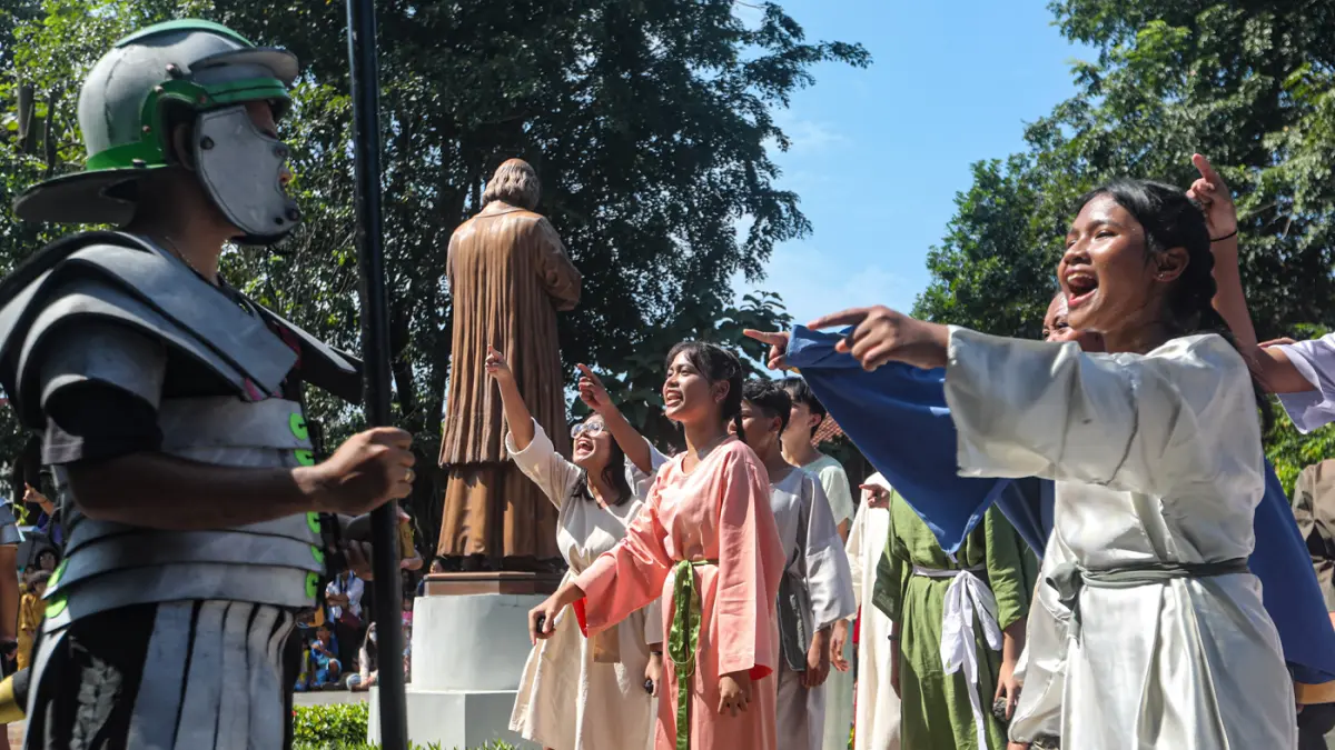 Umat Katolik memerankan visualisasi Jalan Salib saat peringatan Jumat Agung di Gereja St. Yohanes Maria Vianney, Jakarta, Jumat (3/4/2026). (Dery Ridwansah/ JawaPos.com)