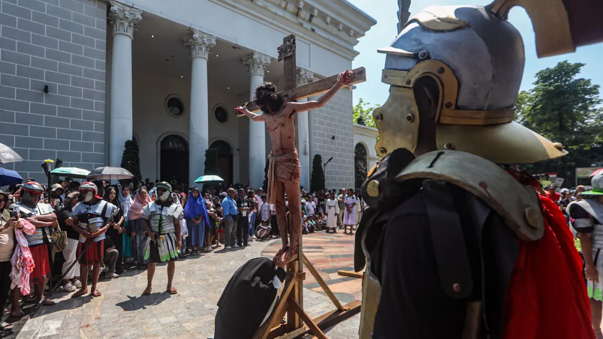 Umat Katolik memerankan visualisasi Jalan Salib saat peringatan Jumat Agung di Gereja St. Yohanes Maria Vianney, Jakarta, Jumat (3/4/2026). (Dery Ridwansah/ JawaPos.com)
