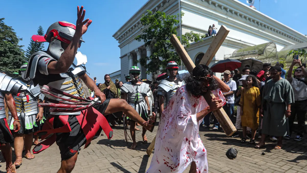 Umat Katolik memerankan visualisasi Jalan Salib saat peringatan Jumat Agung di Gereja St. Yohanes Maria Vianney, Jakarta, Jumat (3/4/2026). (Dery Ridwansah/ JawaPos.com)
