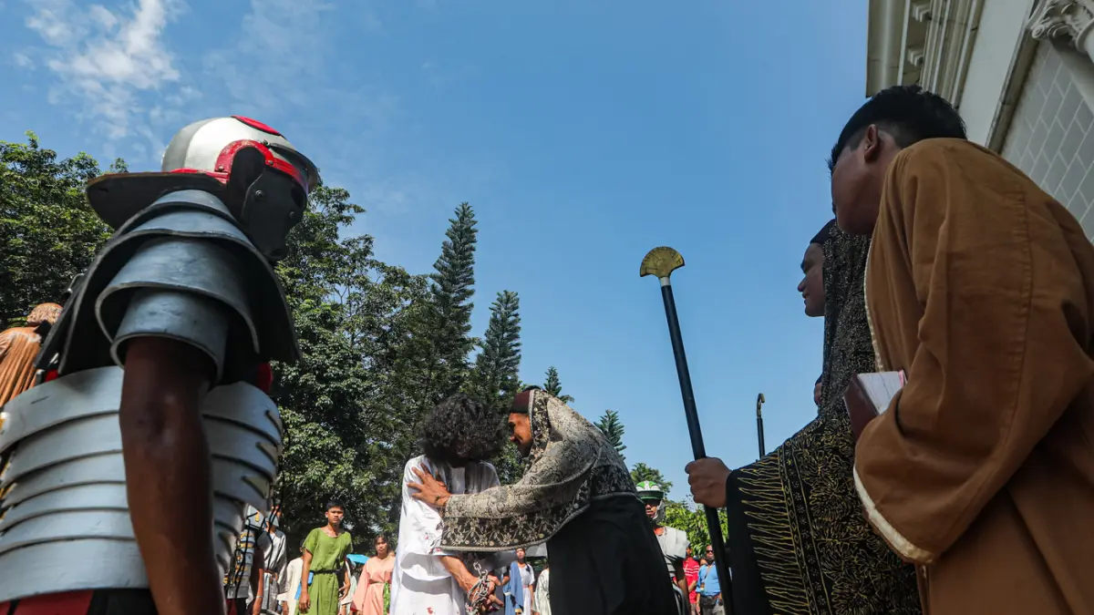 Umat Katolik memerankan visualisasi Jalan Salib saat peringatan Jumat Agung di Gereja St. Yohanes Maria Vianney, Jakarta, Jumat (3/4/2026). (Dery Ridwansah/ JawaPos.com)