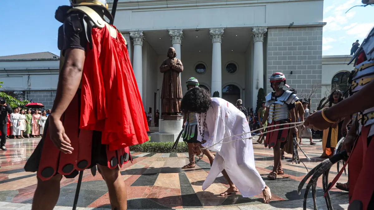 Umat Katolik memerankan visualisasi Jalan Salib saat peringatan Jumat Agung di Gereja St. Yohanes Maria Vianney, Jakarta, Jumat (3/4/2026). (Dery Ridwansah/ JawaPos.com)