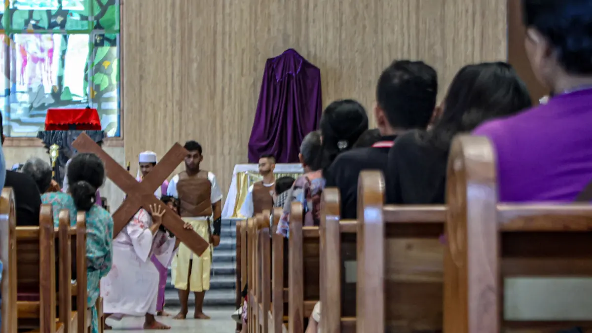 Umat Katolik menyaksikan drama penyaliban Yesus pada Tablo Jalan Salib saat peringatan Jumat Agung di Gereja Katolik Paroki Santa Bernadet, Kota Tangerang, Jumat (03/04/2026). (Hanung Hambara/Jawa Pos)