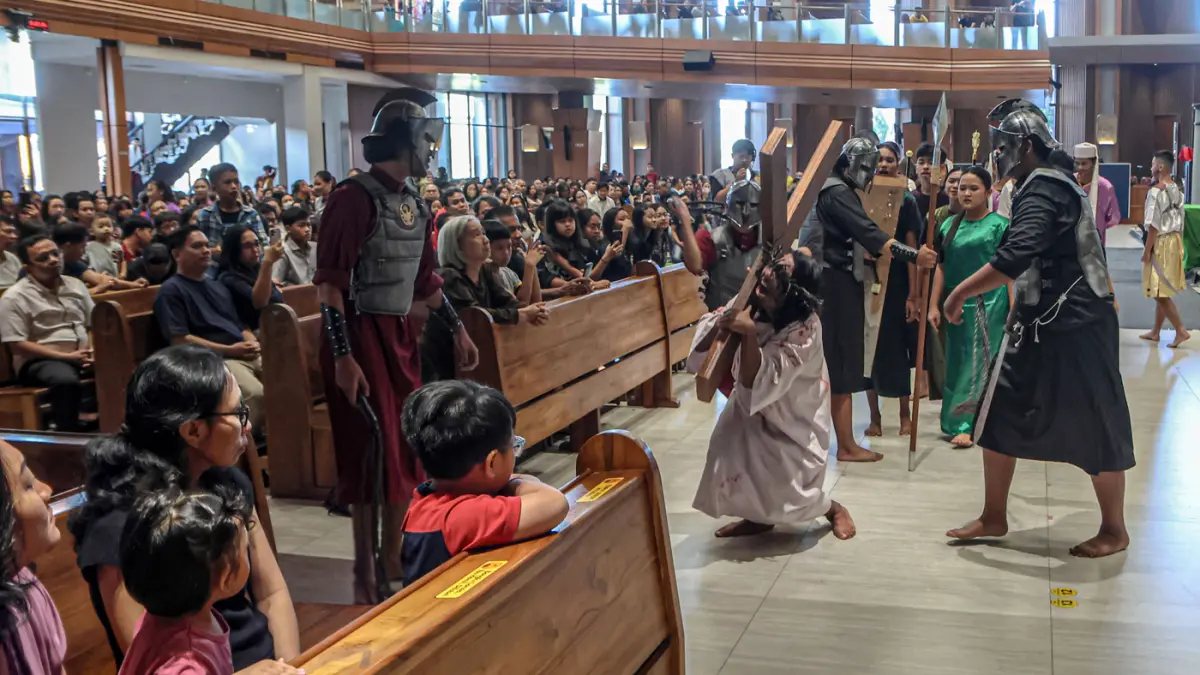 Umat Katolik menyaksikan drama penyaliban Yesus pada Tablo Jalan Salib saat peringatan Jumat Agung di Gereja Katolik Paroki Santa Bernadet, Kota Tangerang, Jumat (03/04/2026). (Hanung Hambara/Jawa Pos)
