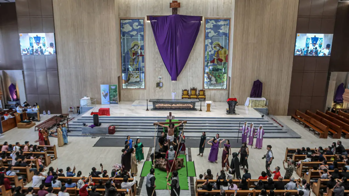 Umat Katolik menyaksikan drama penyaliban Yesus pada Tablo Jalan Salib saat peringatan Jumat Agung di Gereja Katolik Paroki Santa Bernadet, Kota Tangerang, Jumat (03/04/2026). (Hanung Hambara/Jawa Pos)