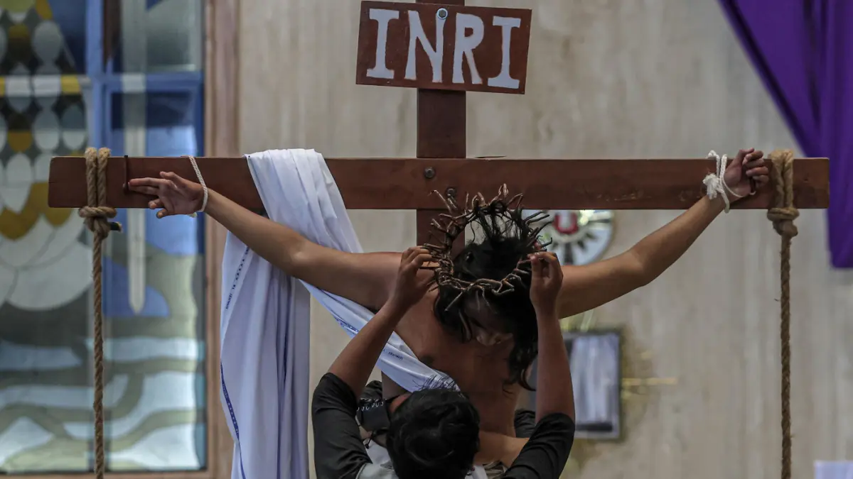 Umat Katolik menyaksikan drama penyaliban Yesus pada Tablo Jalan Salib saat peringatan Jumat Agung di Gereja Katolik Paroki Santa Bernadet, Kota Tangerang, Jumat (03/04/2026). (Hanung Hambara/Jawa Pos)
