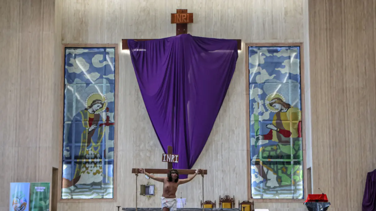 Umat Katolik menyaksikan drama penyaliban Yesus pada Tablo Jalan Salib saat peringatan Jumat Agung di Gereja Katolik Paroki Santa Bernadet, Kota Tangerang, Jumat (03/04/2026). (Hanung Hambara/Jawa Pos)