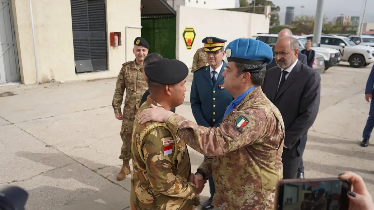 Upacara memorial digelar di Hanggar Lebanese Air Force, Beirut, untuk menghormati tiga prajurit TNI yang gugur dalam misi perdamaian dunia di Lebanon Selatan, Kamis (02/04/2026). (Puspen TNI)