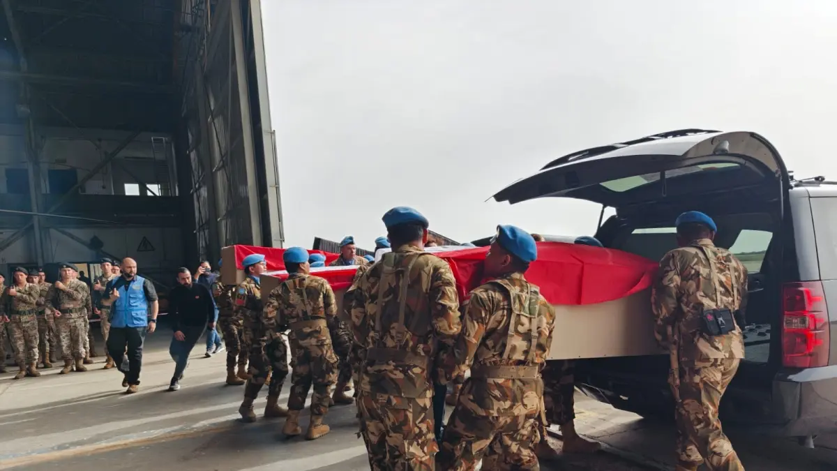 Upacara memorial digelar di Hanggar Lebanese Air Force, Beirut, untuk menghormati tiga prajurit TNI yang gugur dalam misi perdamaian dunia di Lebanon Selatan, Kamis (02/04/2026). (Puspen TNI)