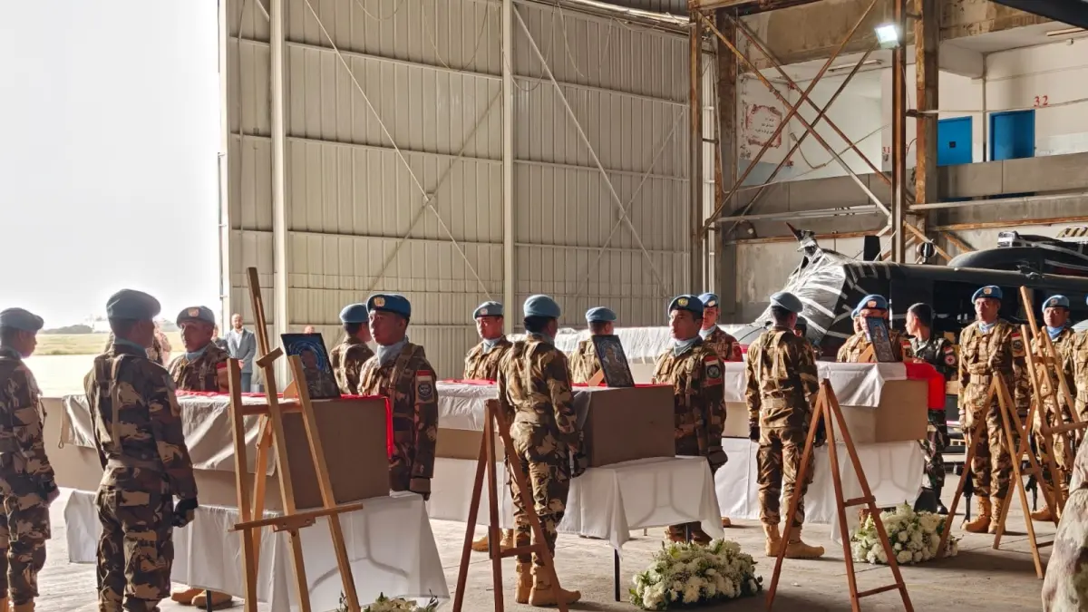 Upacara memorial digelar di Hanggar Lebanese Air Force, Beirut, untuk menghormati tiga prajurit TNI yang gugur dalam misi perdamaian dunia di Lebanon Selatan, Kamis (02/04/2026). (Puspen TNI)