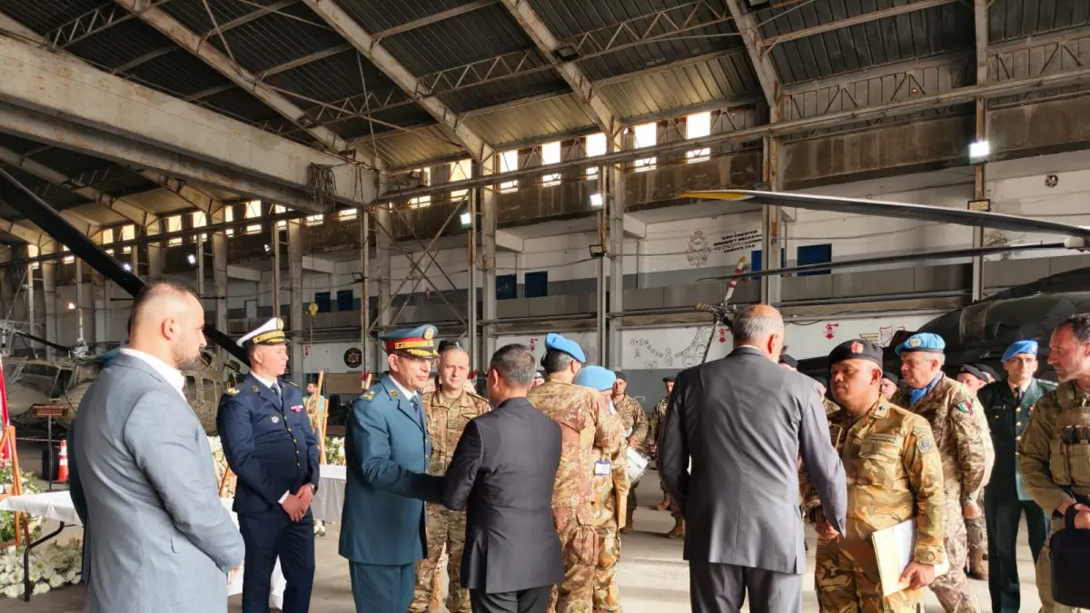 Upacara memorial digelar di Hanggar Lebanese Air Force, Beirut, untuk menghormati tiga prajurit TNI yang gugur dalam misi perdamaian dunia di Lebanon Selatan, Kamis (02/04/2026). (Puspen TNI)