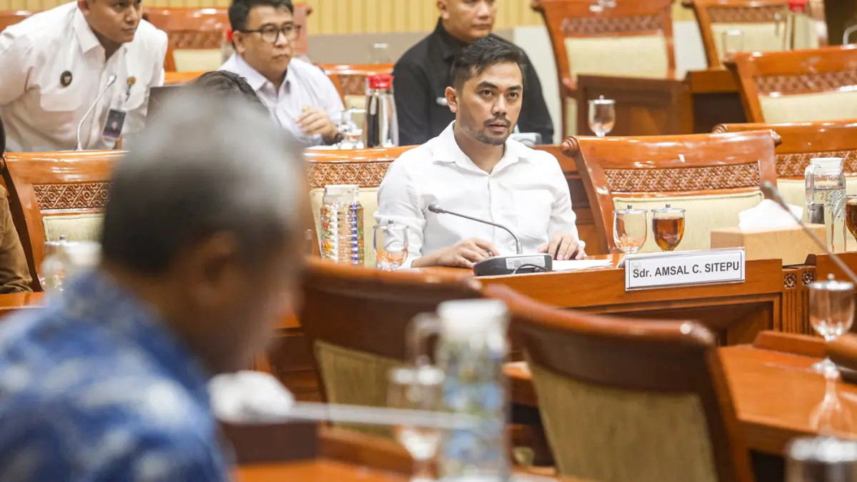 Videografer Amsal Sitepu mengikuti rapat dengar pendapat umum (RDPU) dengan Komisi III DPR di Kompleks Parlemen, Senayan, Jakarta, Kamis (2/4/2026). (Salman Toyibi/Jawa Pos)