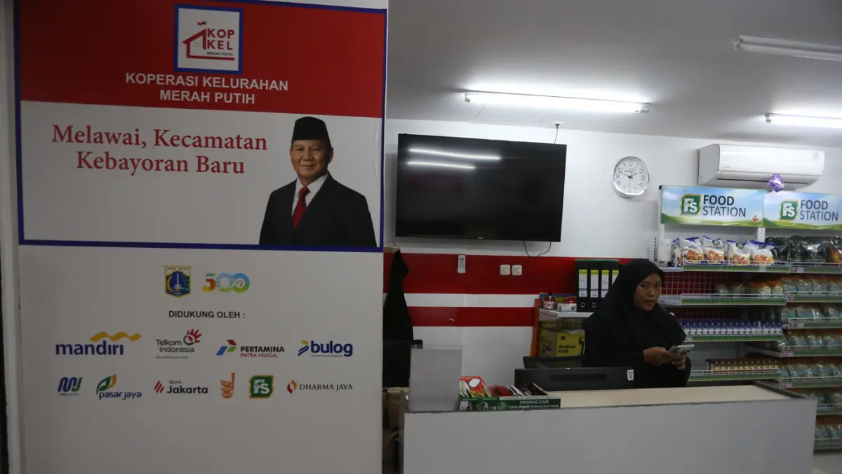 Warga saat berbelanja di gerai Koperasi Desa/Kelurahan Merah Putih (KDKMP) atau Koperasi Merah Putih di kawasan Blok M, Jakarta, Kamis (2/4/2026). (Dery Ridwansah/ JawaPos.com)