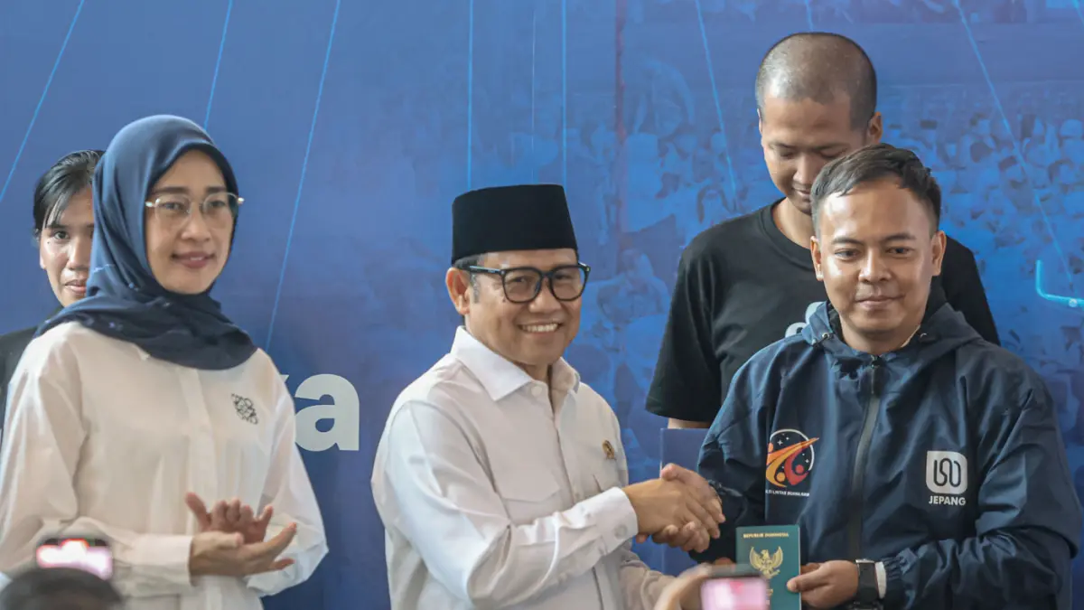 Menteri Koordinator Bidang Pemberdayaan Masyarakat Muhaimin Iskandar (tengah) menyerahkan paspor secara simbolik kepada Pekerja Migran Indonesia saat pelepasan PMI ke Jepang di Terminal 3, Bandara Soekarno-Hatta, Tangerang, Jumat (03/04/2026). (Hanung Ham