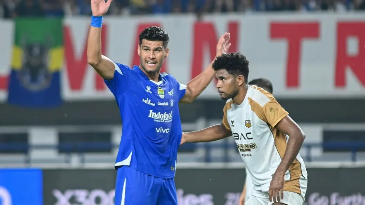 Persib Bandung Lontarkan Perang Urat Saraf, Percaya Diri Punya Pertahanan Lebih Baik dari Semen Padang! - Image