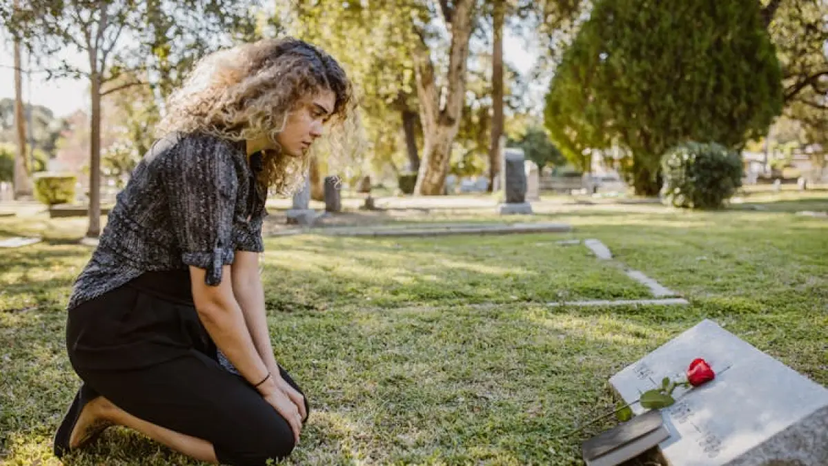 11 Emosi yang Akan Dirasakan Anak Perempuan Apabila Kehilangan Ibunya, Perasaan Ini Bisa Berlangsung Hampir Setiap Hari Kata Psikologi - Image