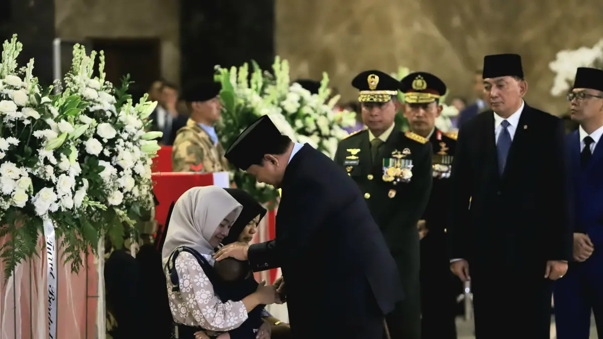 Presiden Prabowo hingga SBY Lepas Jenazah 3 Prajurit TNI yang Gugur di Lebanon Menuju Kampung Halaman - Image